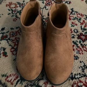 Kids boots with tag.